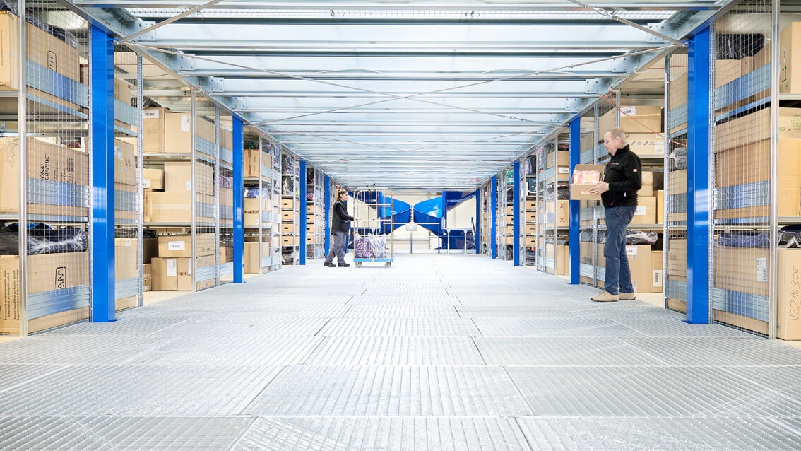 Zwei Personen an einem Fachbodenregal