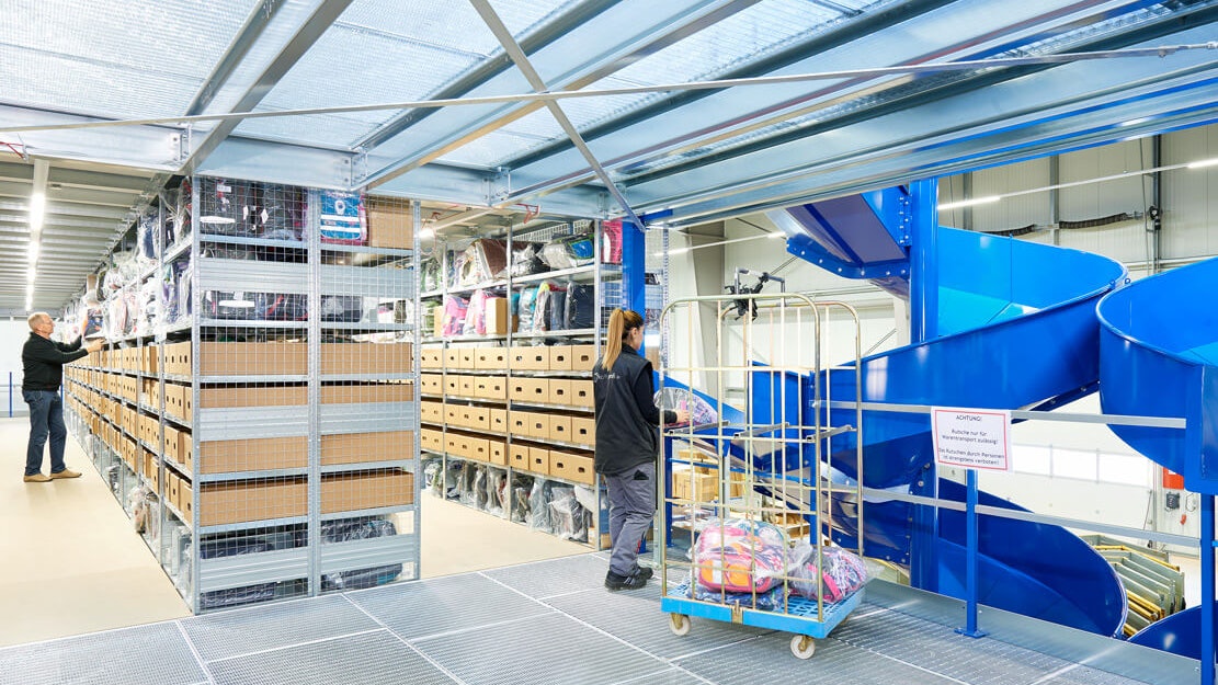 Zwei Personen an einem Fachbodenregal