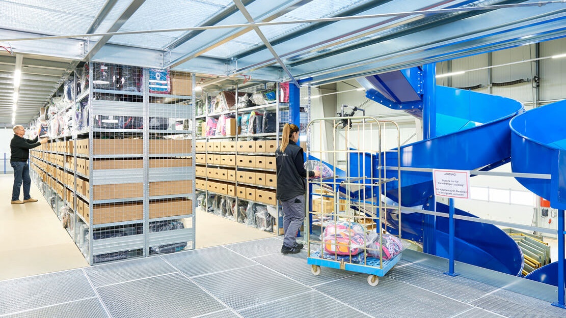 Zwei Personen an einem Fachbodenregal