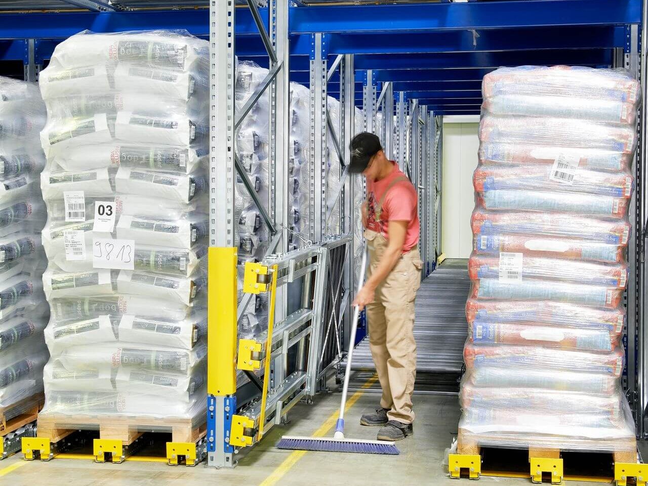Ein Mitarbeiter beim Reinigen des Umfeldes rund um ein BITO Paletten-Durchlaufregal