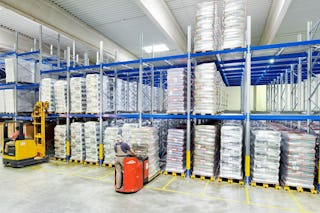 Zwei Personen bei ihrer Arbeit an einem BITO Paletten-Durchlaufregal