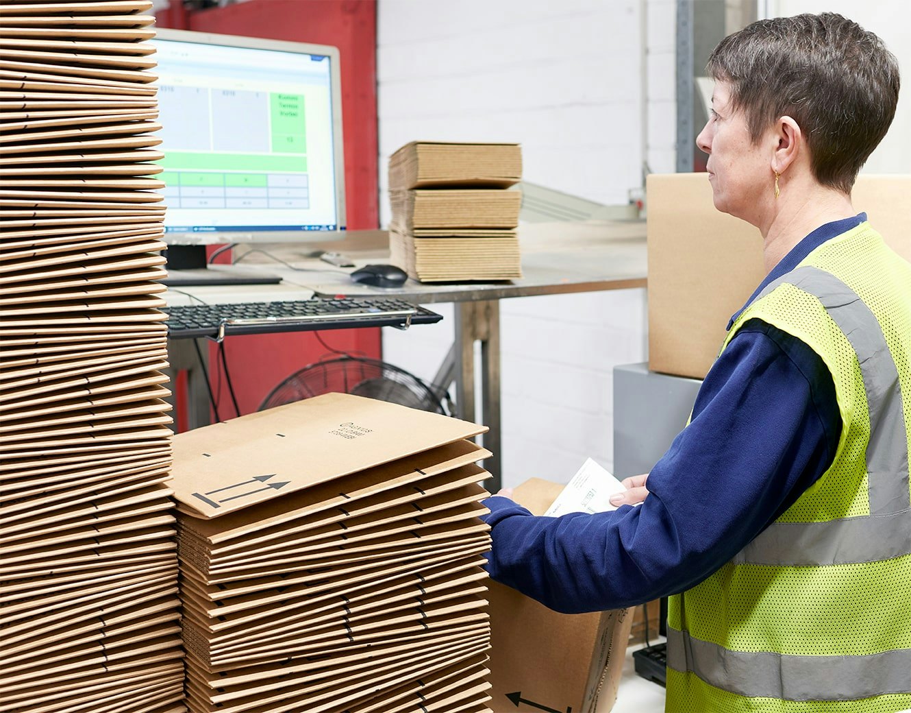 Eine Frau an einem Computer