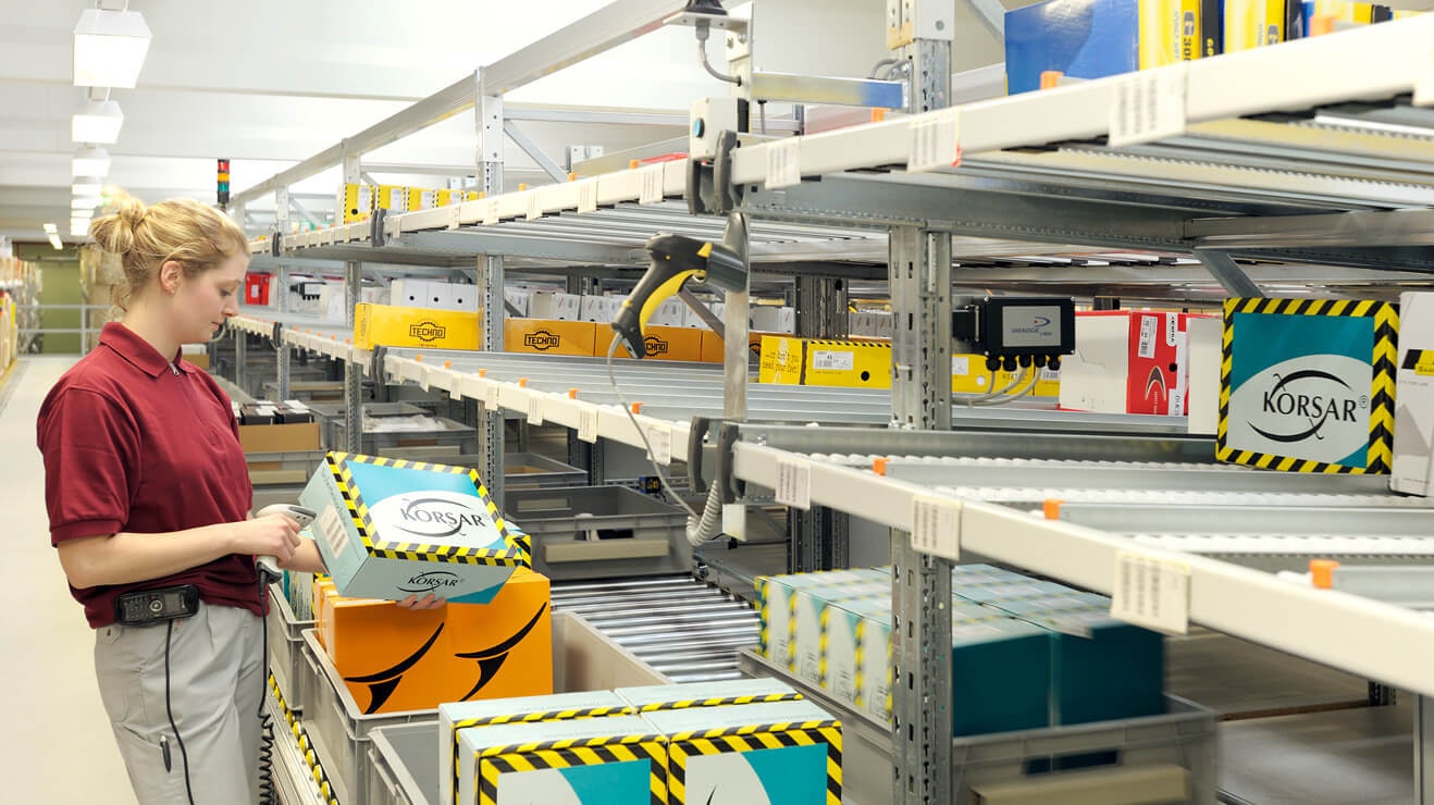 Eine Frau an eine BITO Durchlaufregal