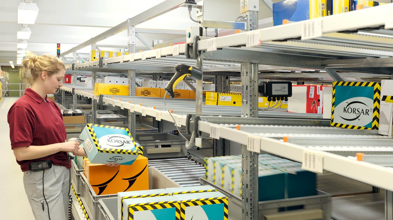 Eine Frau an eine BITO Durchlaufregal