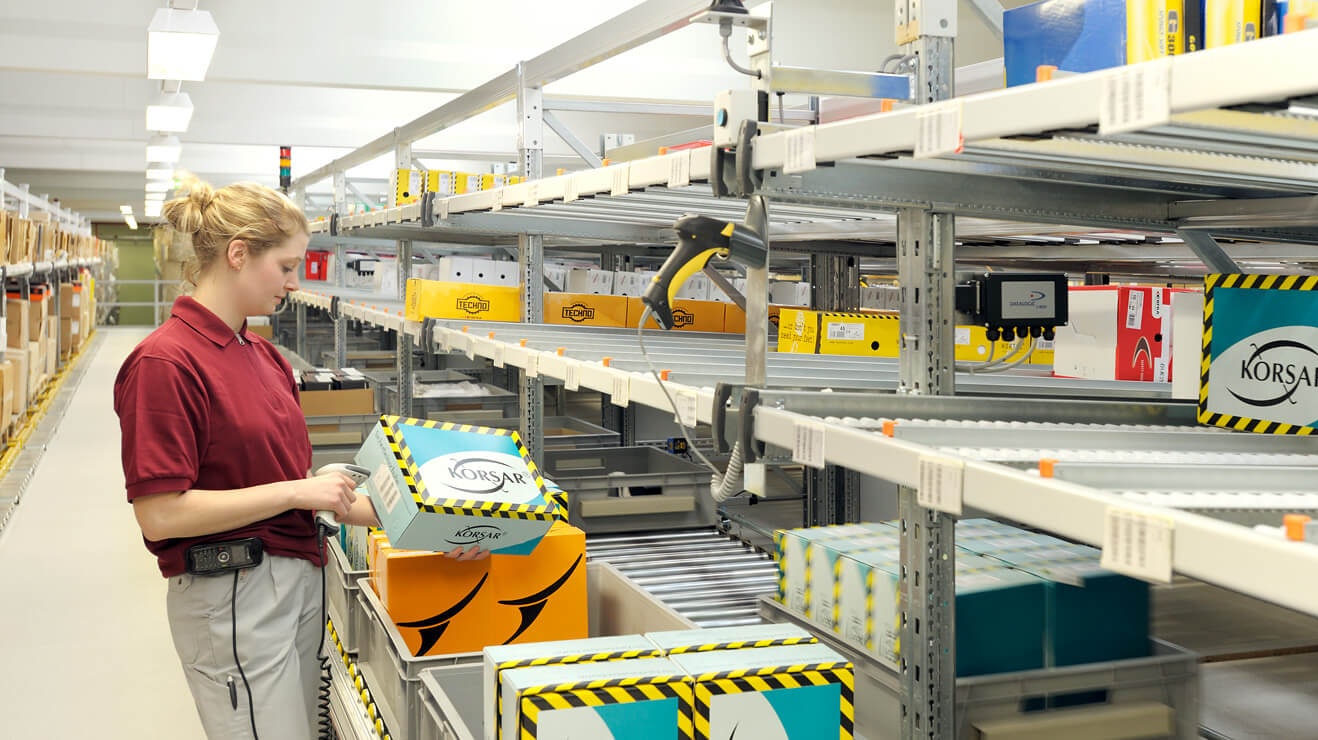 Eine Frau an eine BITO Durchlaufregal