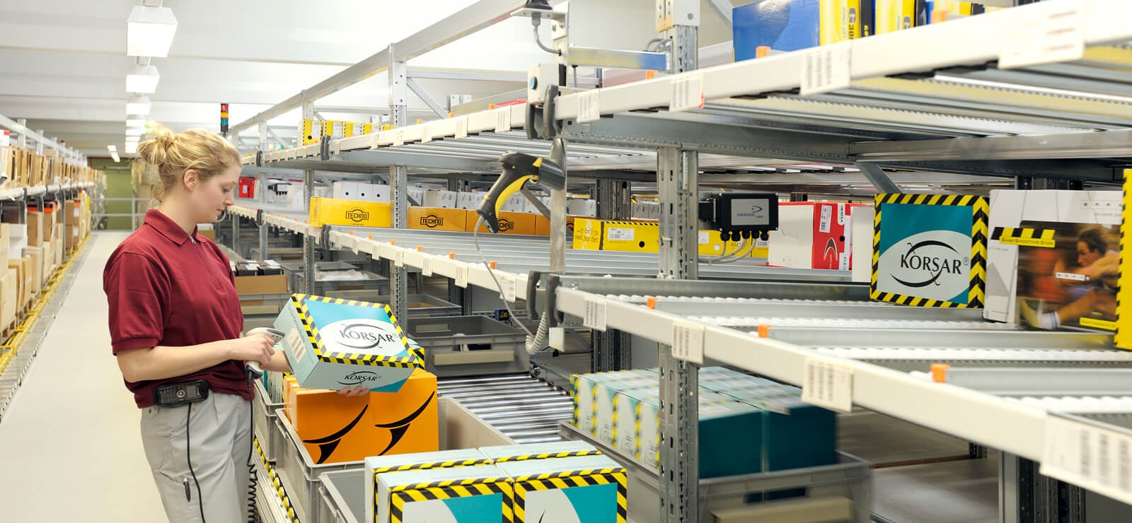 Eine Frau an eine BITO Durchlaufregal