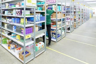 Eine Lagerarbeiterin an einem BITO Fachbodenregal