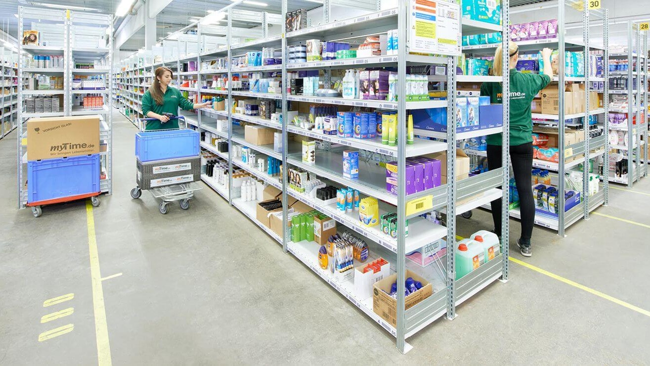 Zwei Lagerarbeiterinnen an BITO Fachbodenregalen