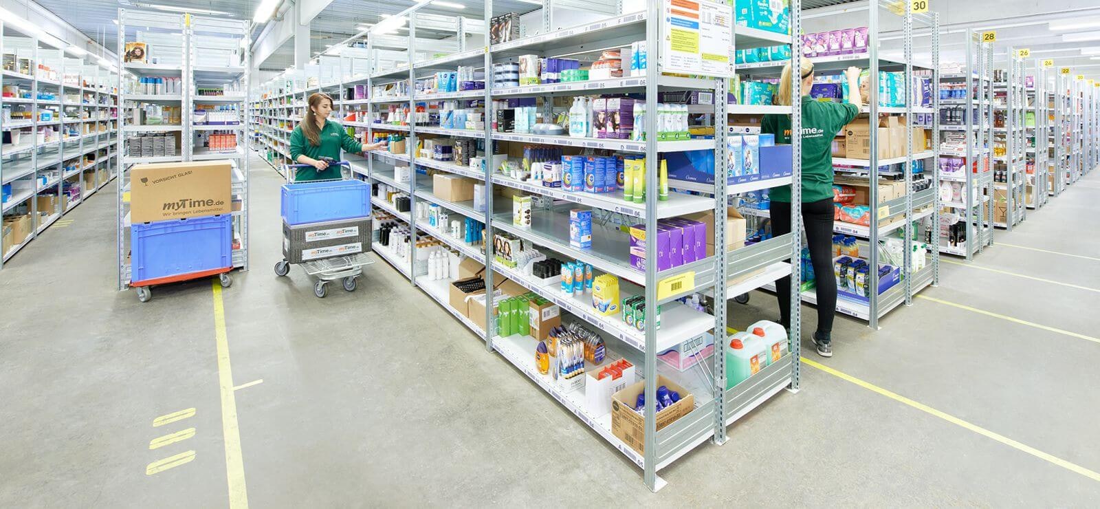 Zwei Lagerarbeiterinnen an BITO Fachbodenregalen