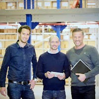 Drei Männer vor einer BITO Mehrgeschossanlage