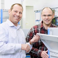 Zwei Männer an einem BITO Schwerlastbehälter SL