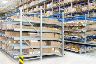 BITO Durchlaufregale vor BITO Palettenregalen