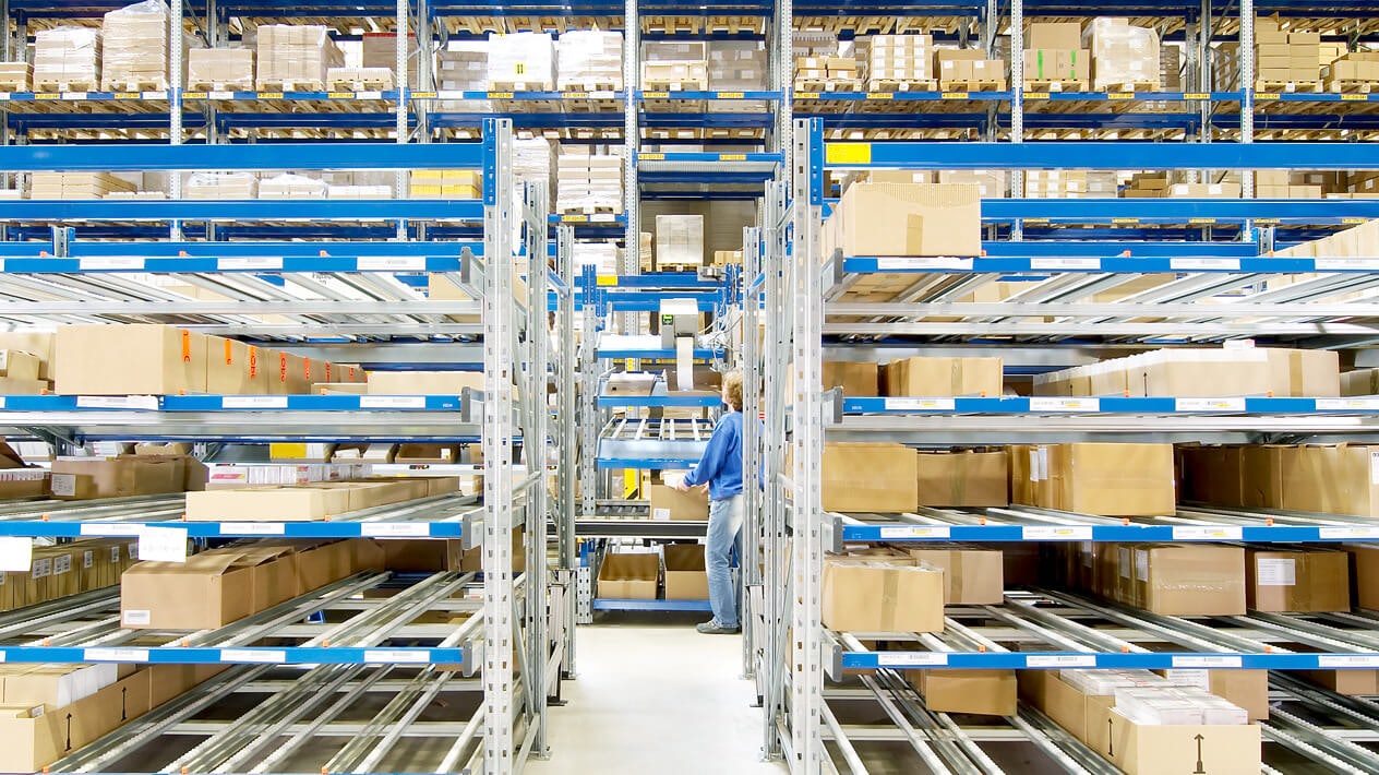 BITO Durchlaufregale vor BITO Palettenregalen