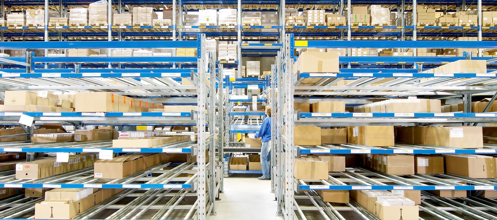 BITO Durchlaufregale vor BITO Palettenregalen