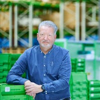 Ein Mann vor BITO Mehrwegbehältern