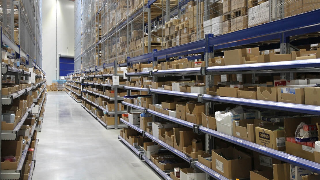 BITO Durchlaufregal darüber ein BITO Palettenregal