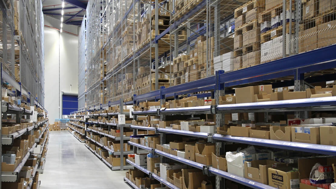 BITO Durchlaufregal darüber ein BITO Palettenregal