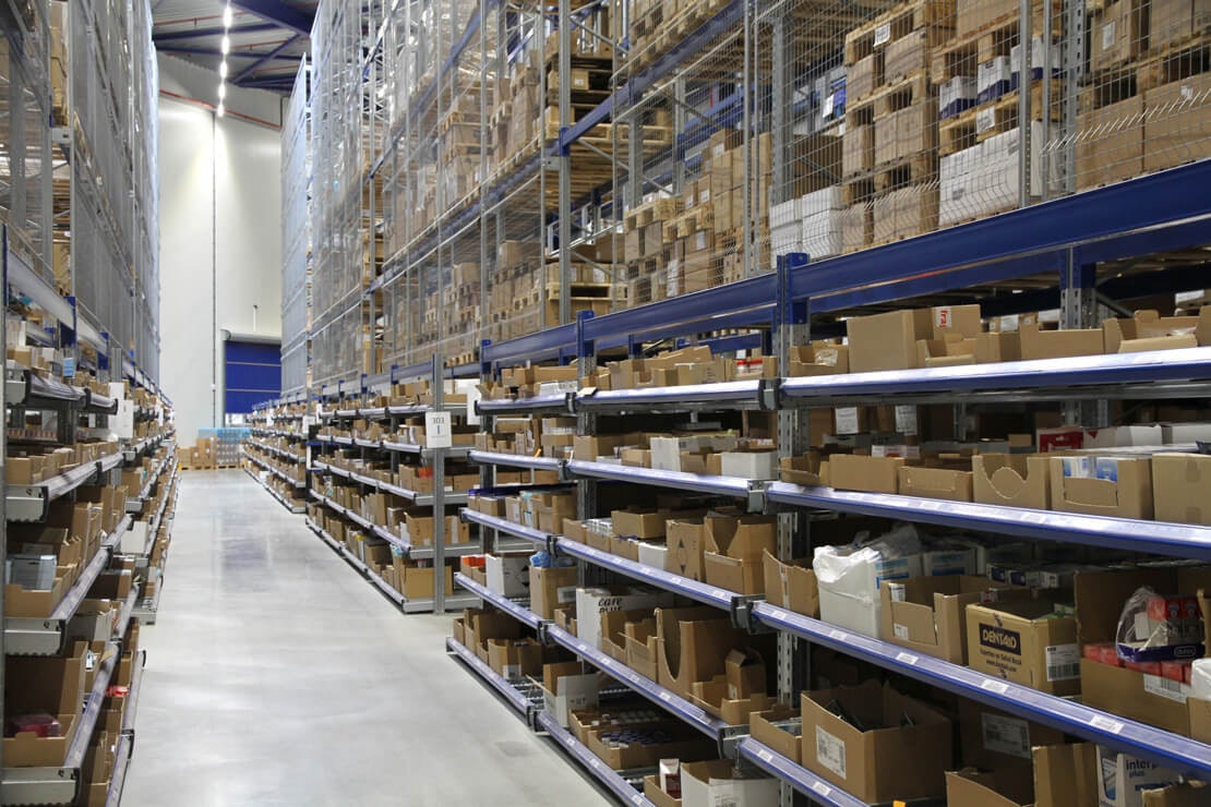 BITO Durchlaufregal darüber ein BITO Palettenregal