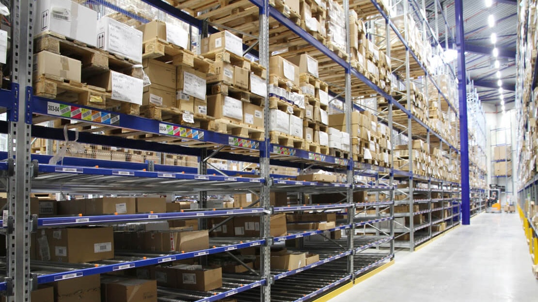 BITO Durchlaufregal darüber ein BITO Palettenregal