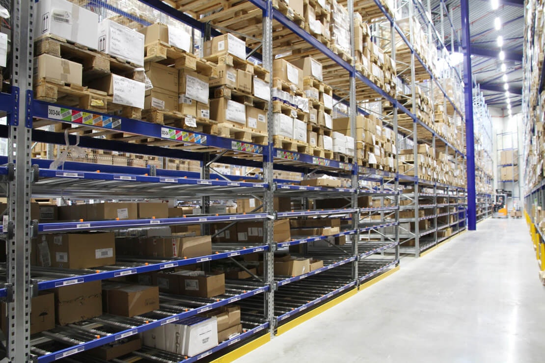 BITO Durchlaufregal darüber ein BITO Palettenregal