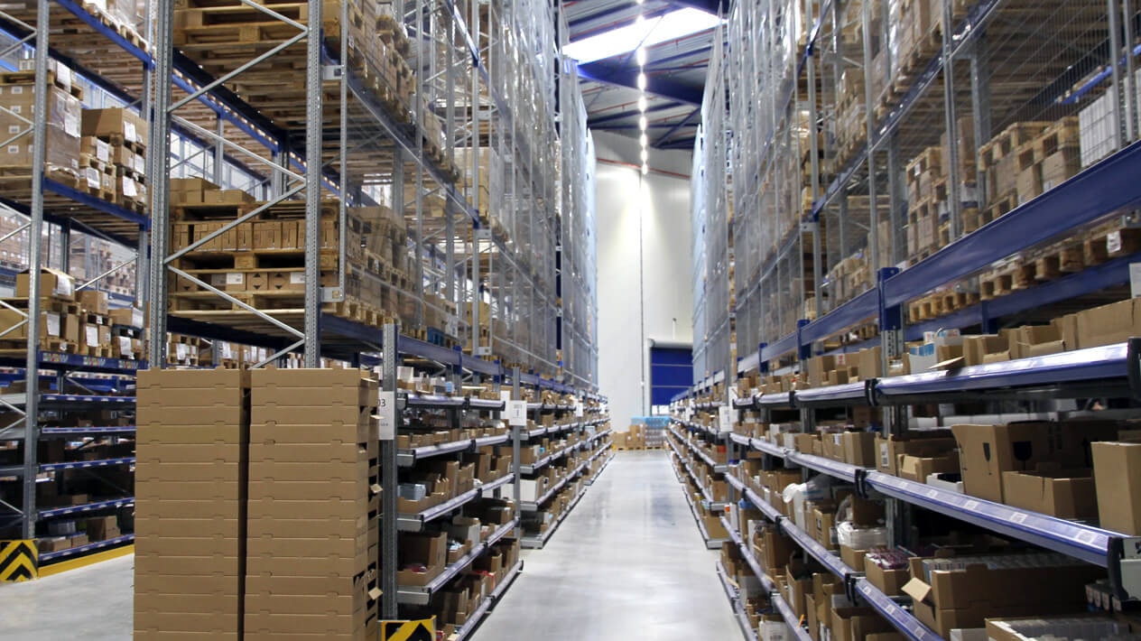 BITO Durchlaufregal darüber ein BITO Palettenregal