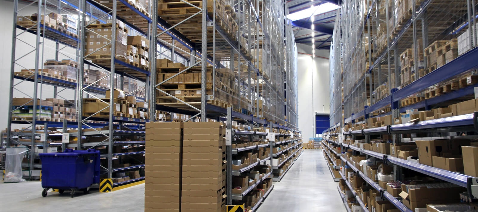 BITO Durchlaufregal darüber ein BITO Palettenregal