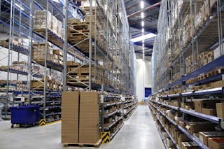 BITO Durchlaufregal darüber ein BITO Palettenregal