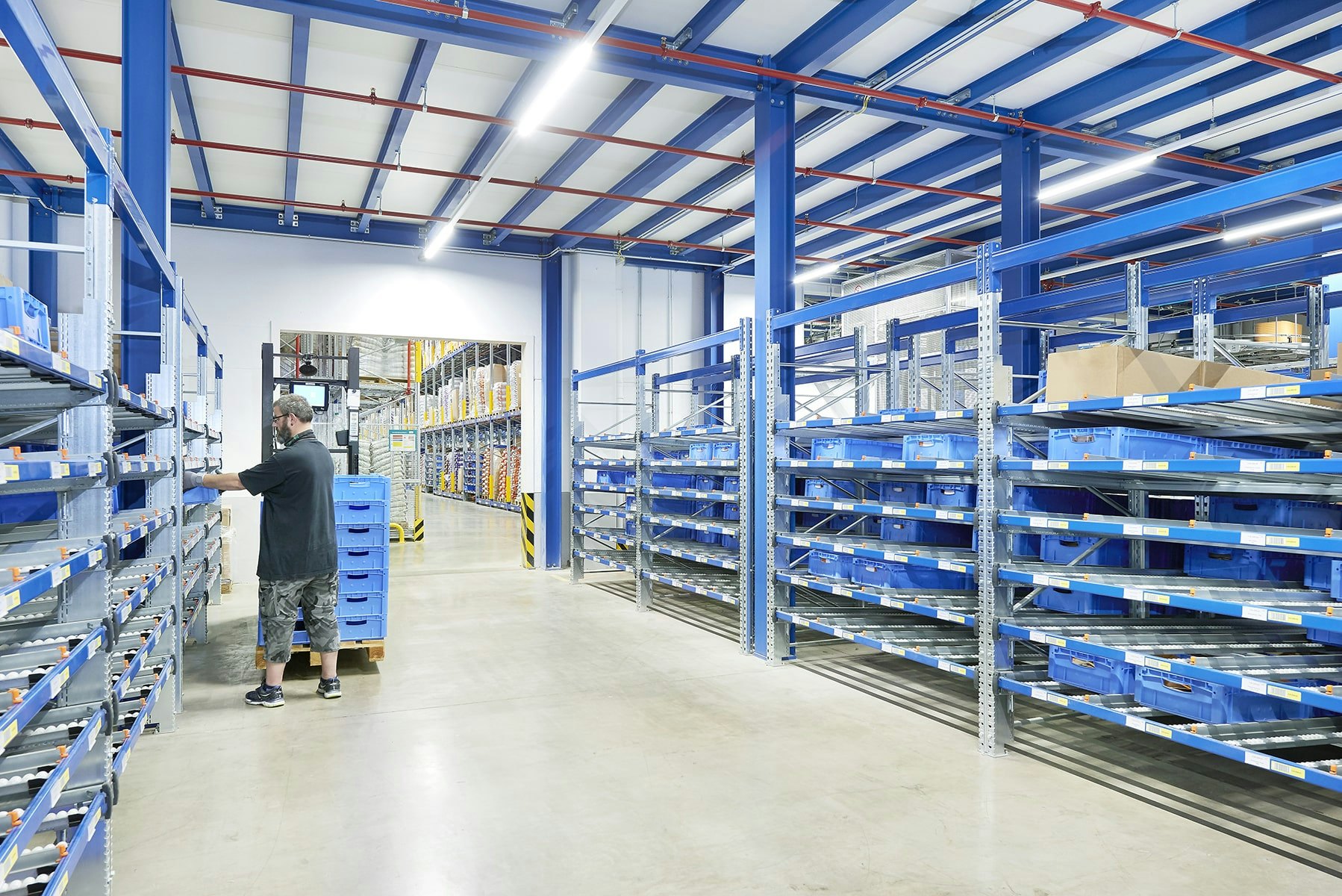 Ein Lagerarbeiter an BITO Durchlaufregalen