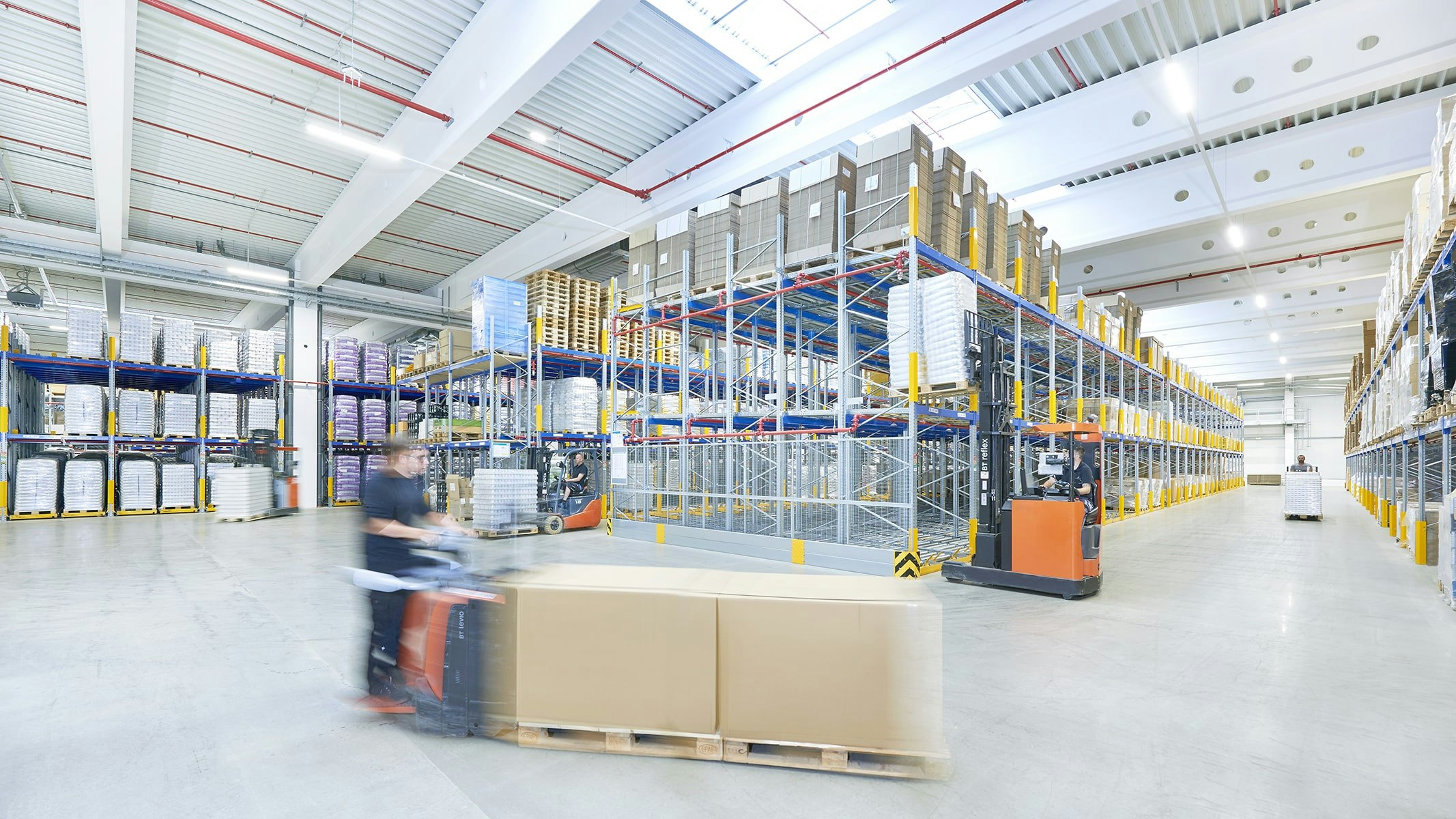Lagerarbeiter an BITO Palettendurchlaufregalen