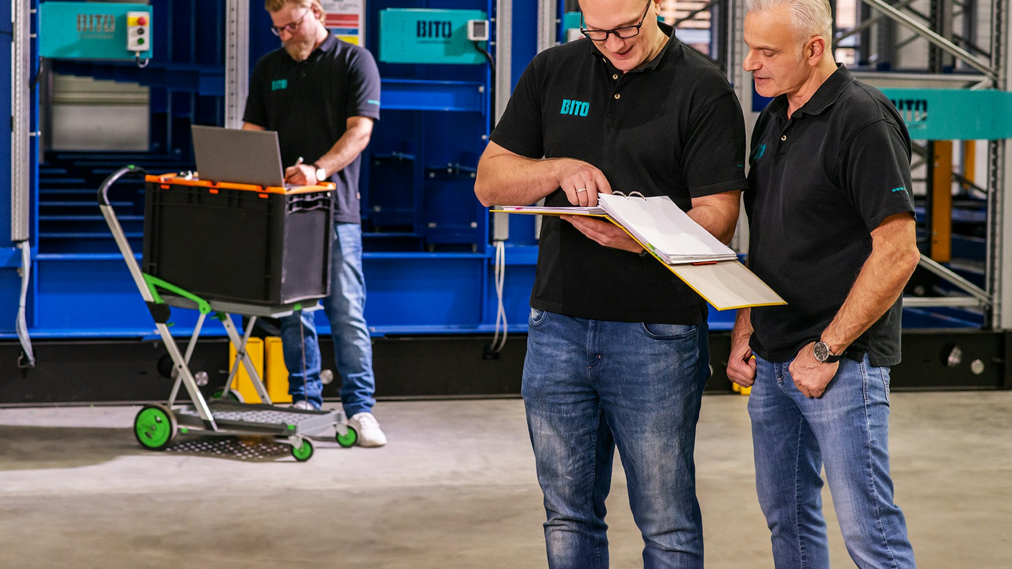 Mitarbeiter Besprechung Lagerhalle AdobeStock