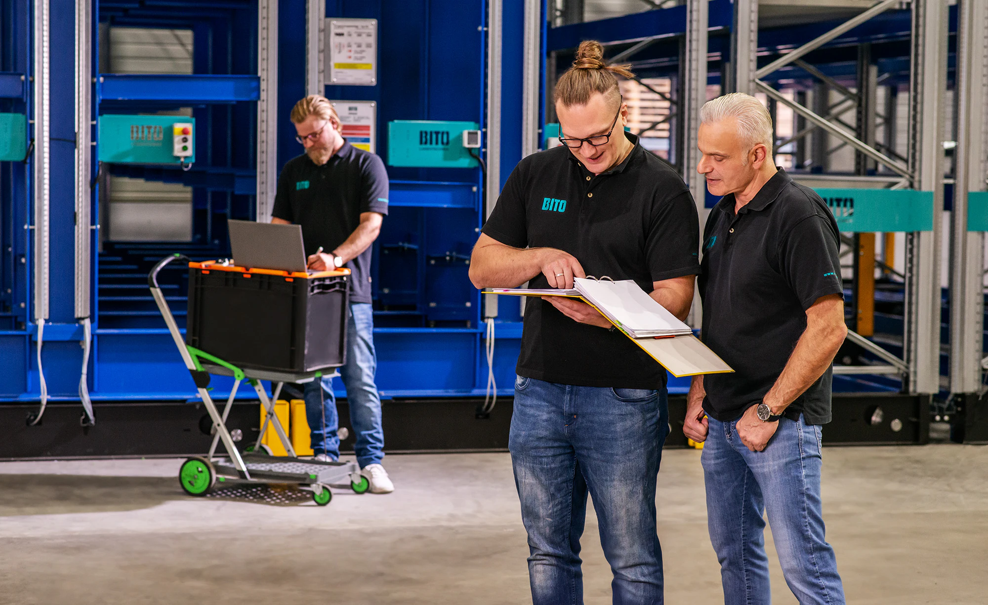Mitarbeiter Besprechung Lagerhalle AdobeStock