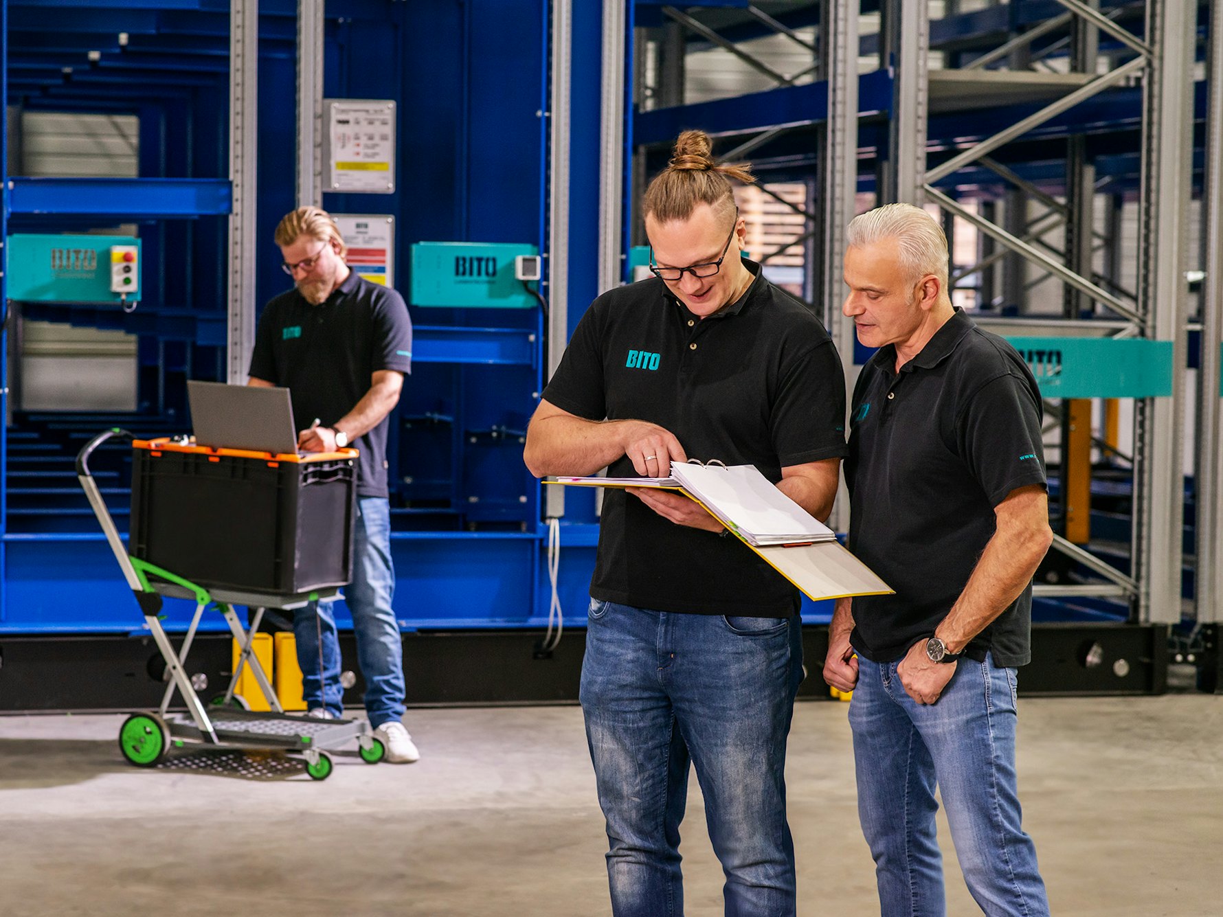 Mitarbeiter Besprechung Lagerhalle AdobeStock