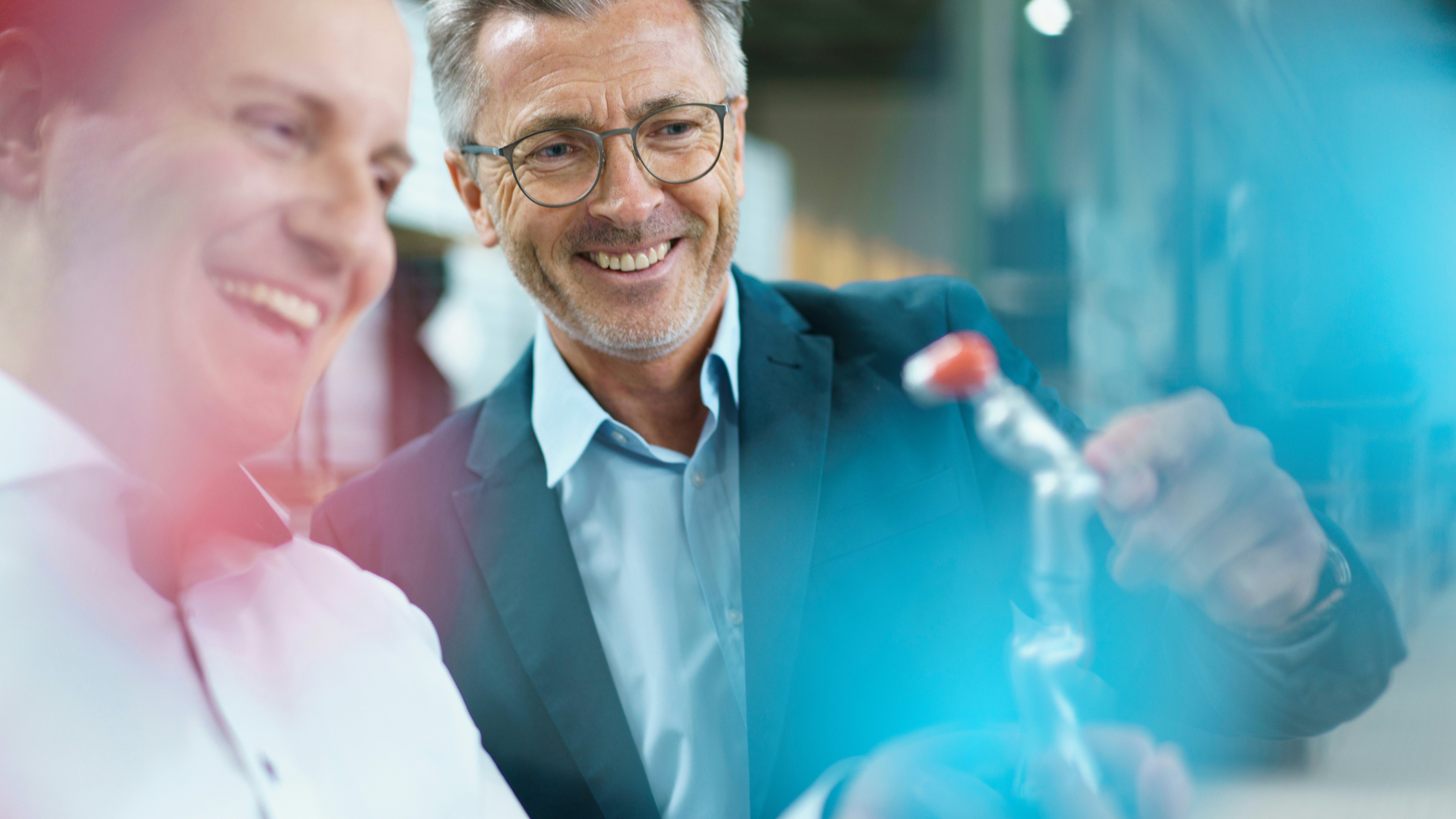 Zwei Männer im Gespräch