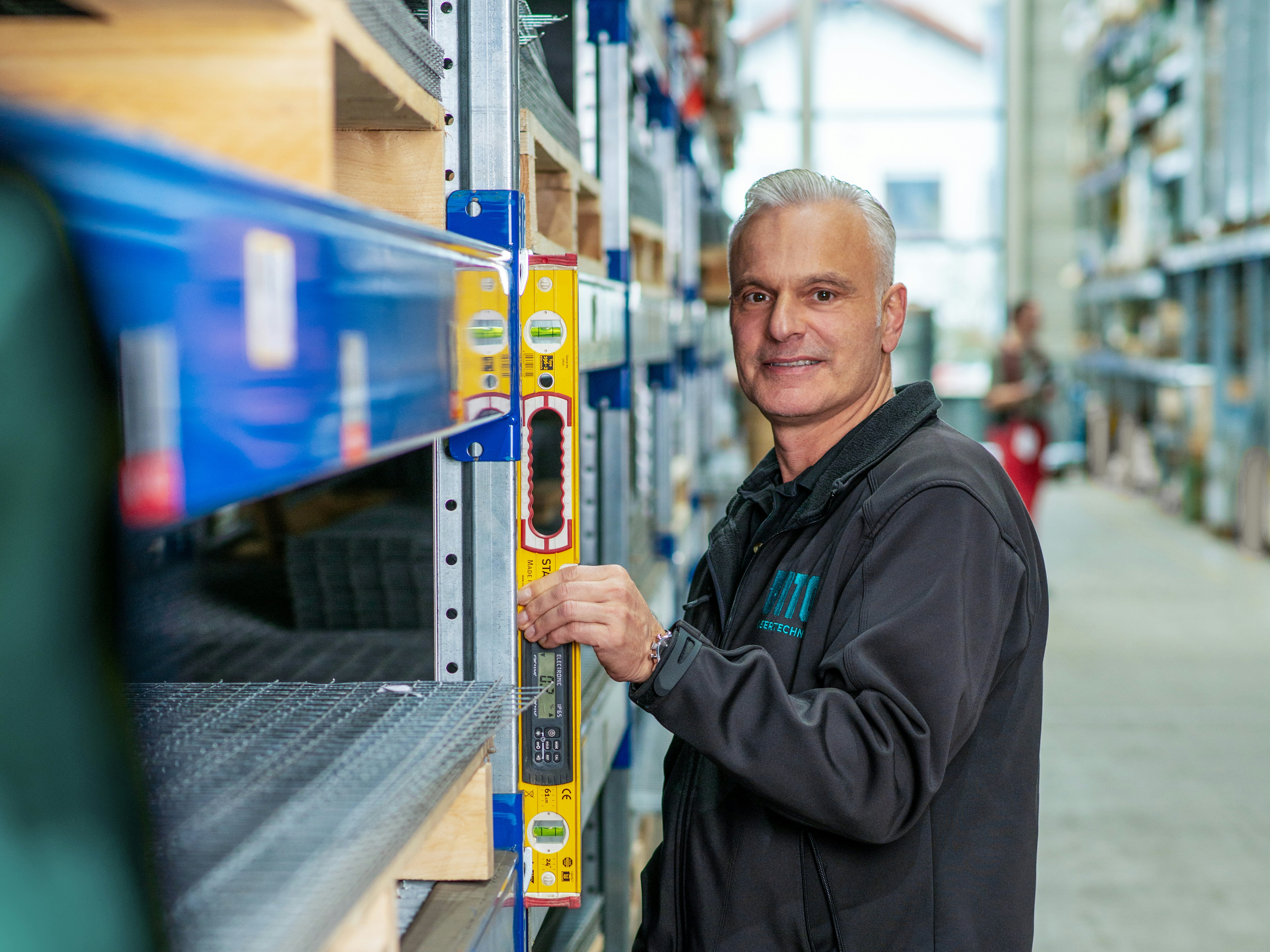 Ein Mann bei der Inspektion einer Regalanlage