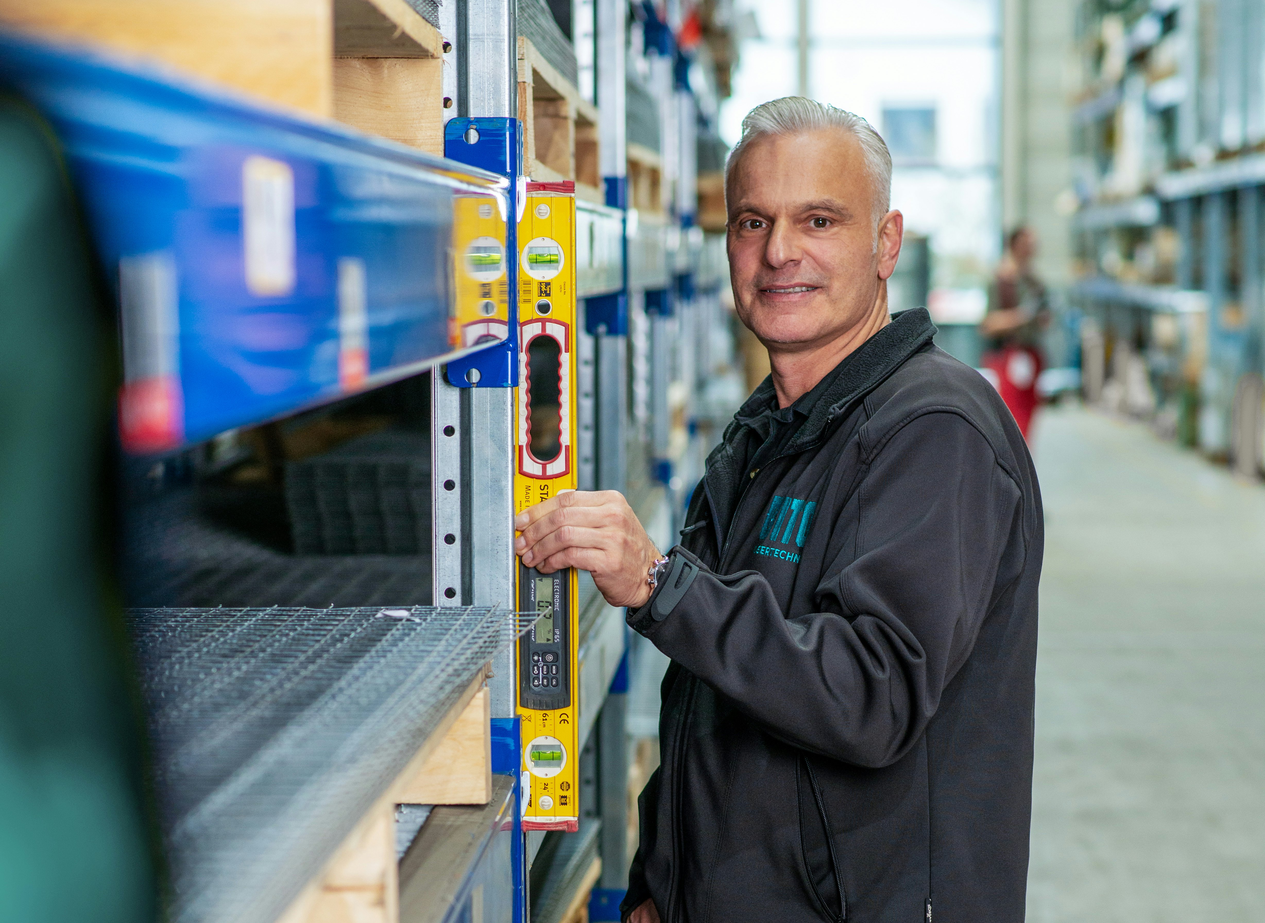 Ein Mann bei der Inspektion einer Regalanlage