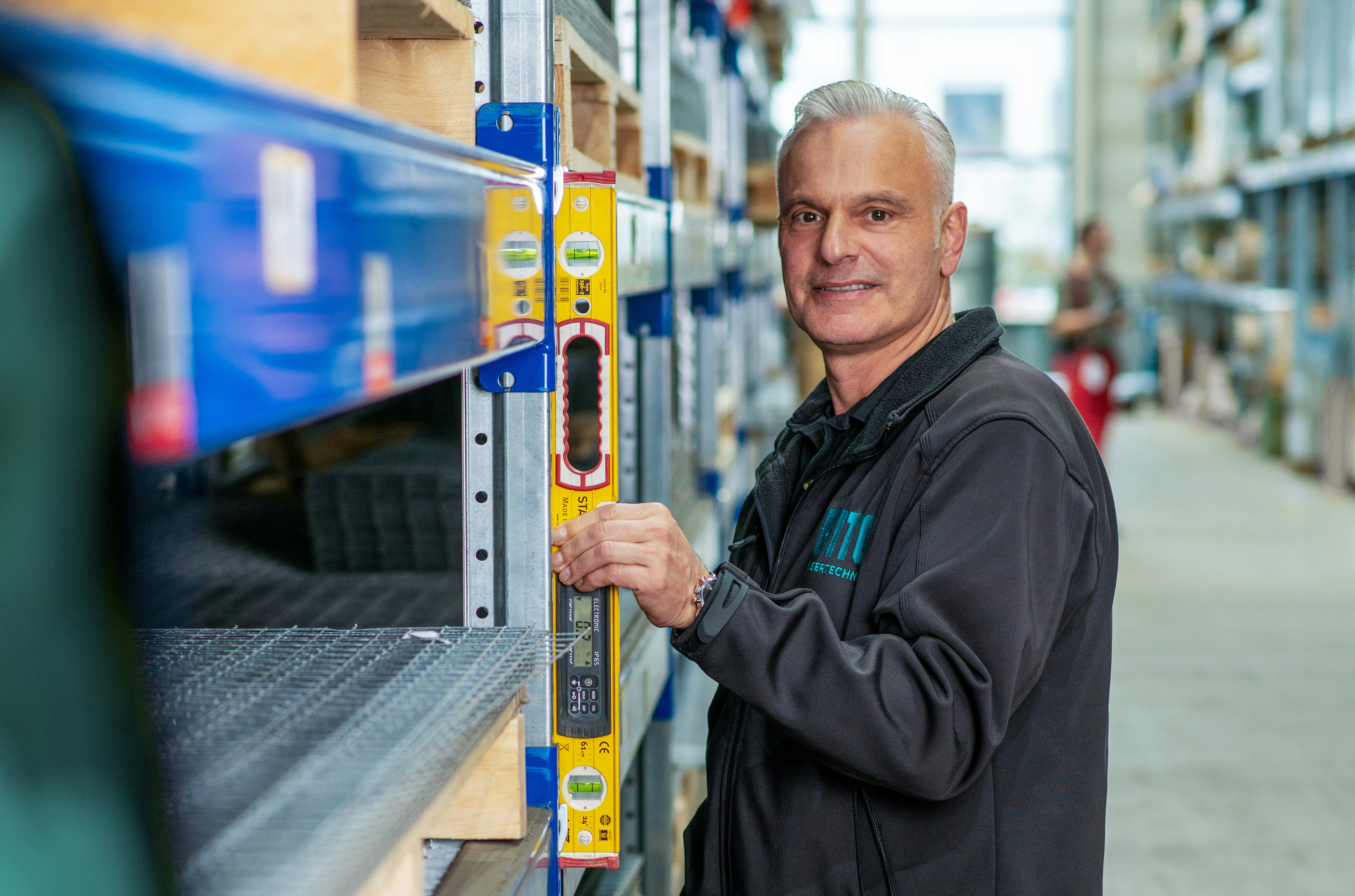 Ein Mann bei der Inspektion einer Regalanlage