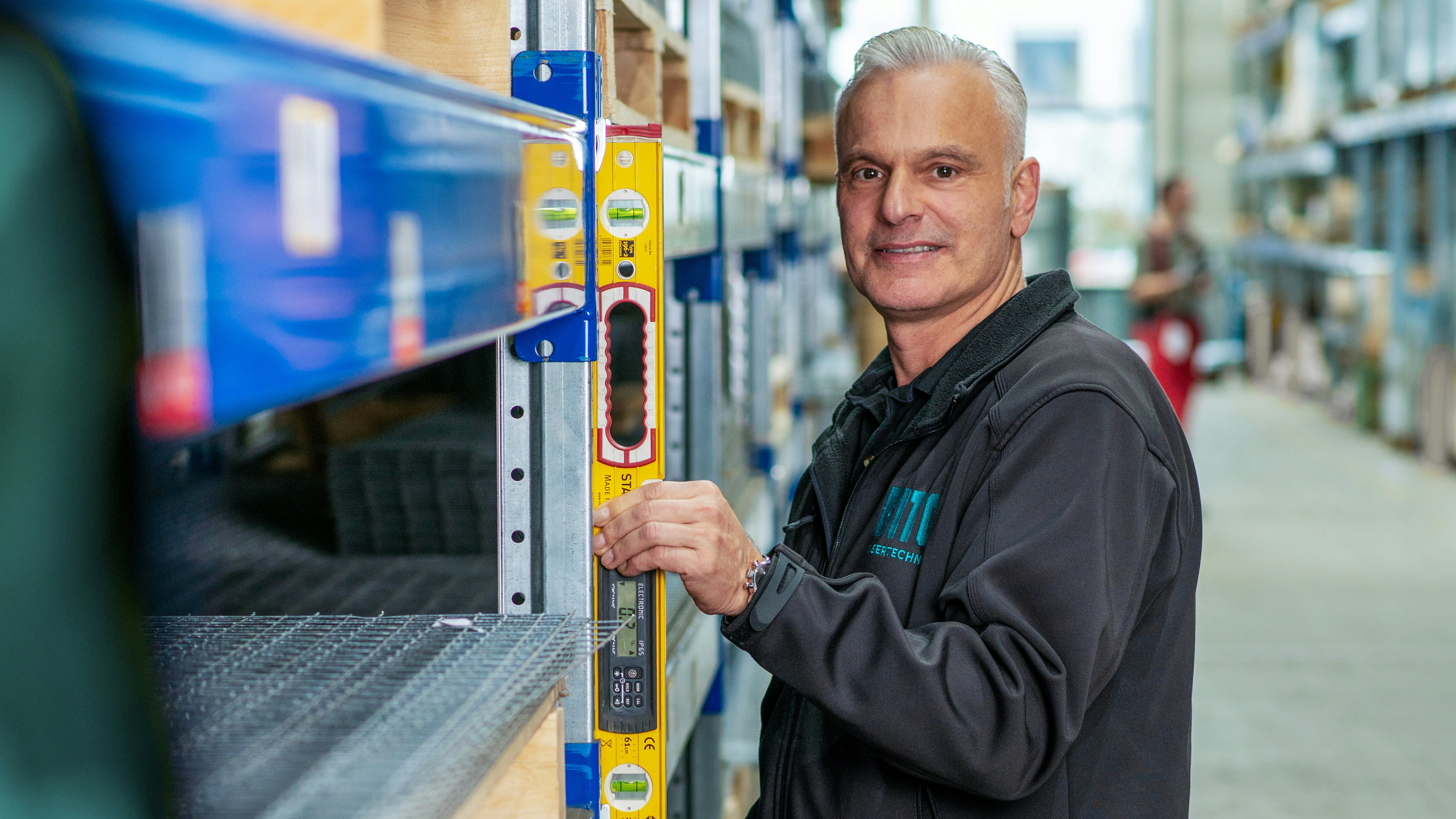Ein Mann bei der Inspektion einer Regalanlage