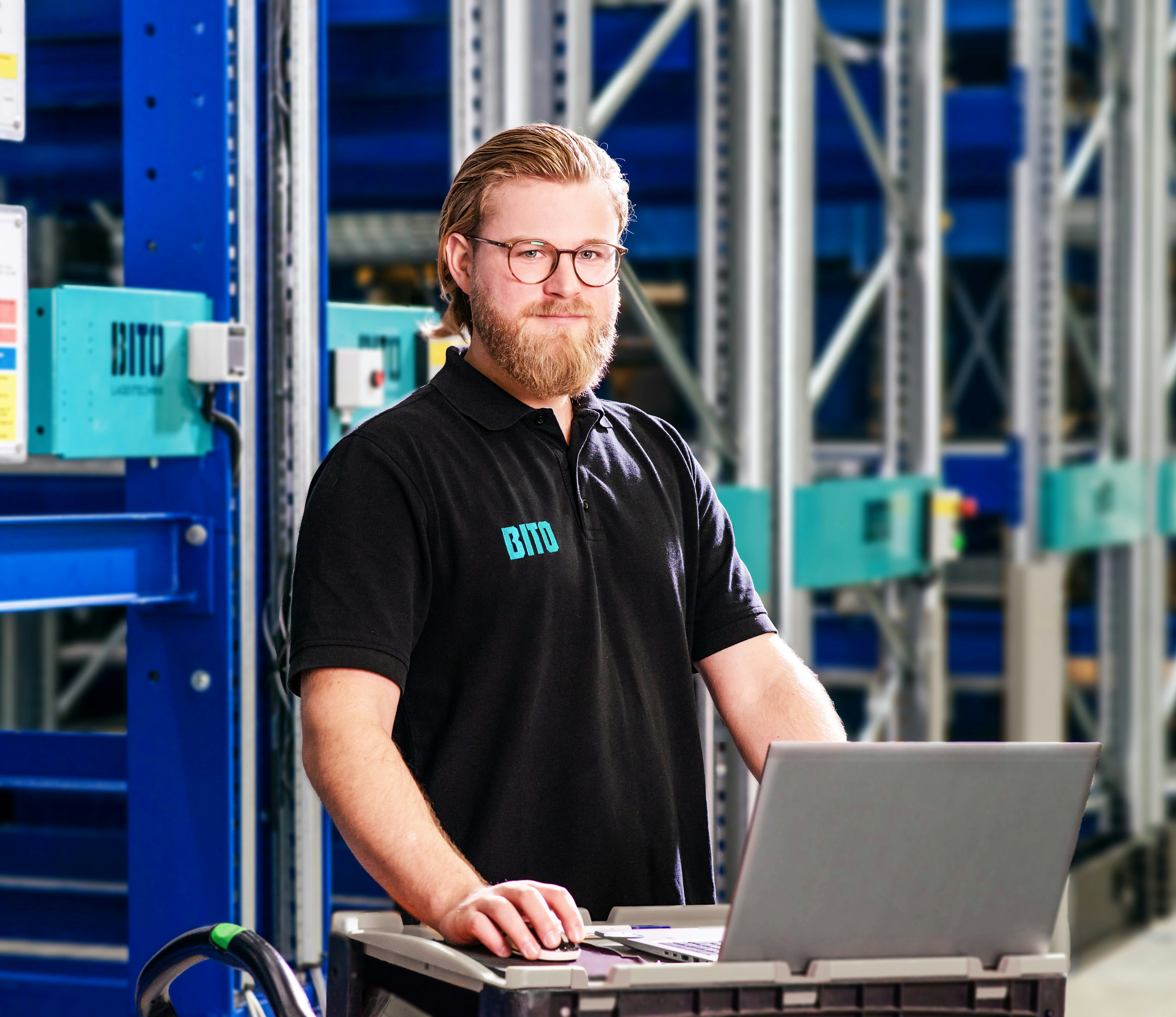 Ein Mann bei der Inspektion einer Regalanlage