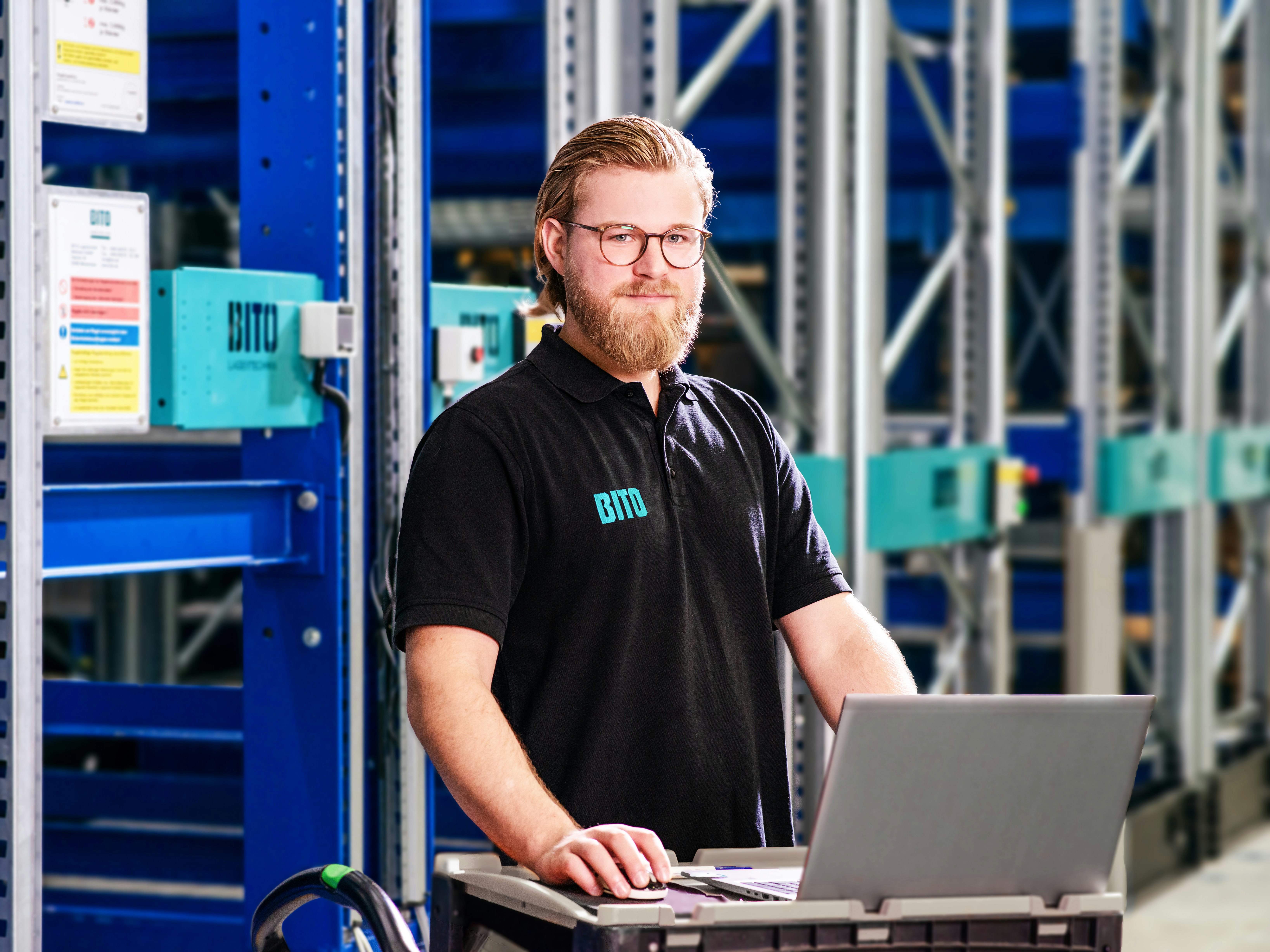 Ein Mann bei der Inspektion einer Regalanlage