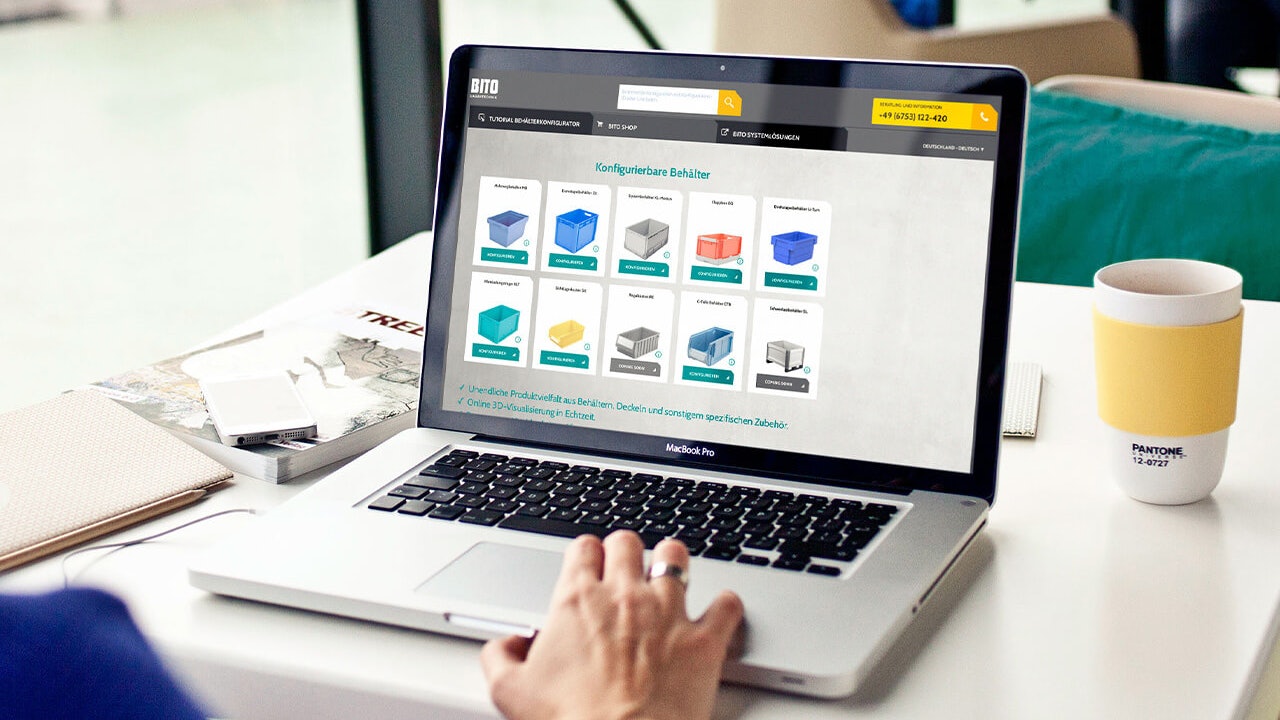 Person, die den BITO Webshop auf einem Laptop durchsucht, mit verschiedenen Lagerlösungen auf dem Bildschirm