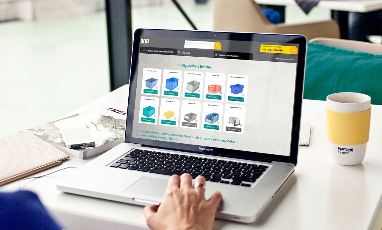 Dostosuj Person, die den BITO Webshop auf einem Laptop durchsucht, mit verschiedenen Lagerlösungen auf dem Bildschirm
