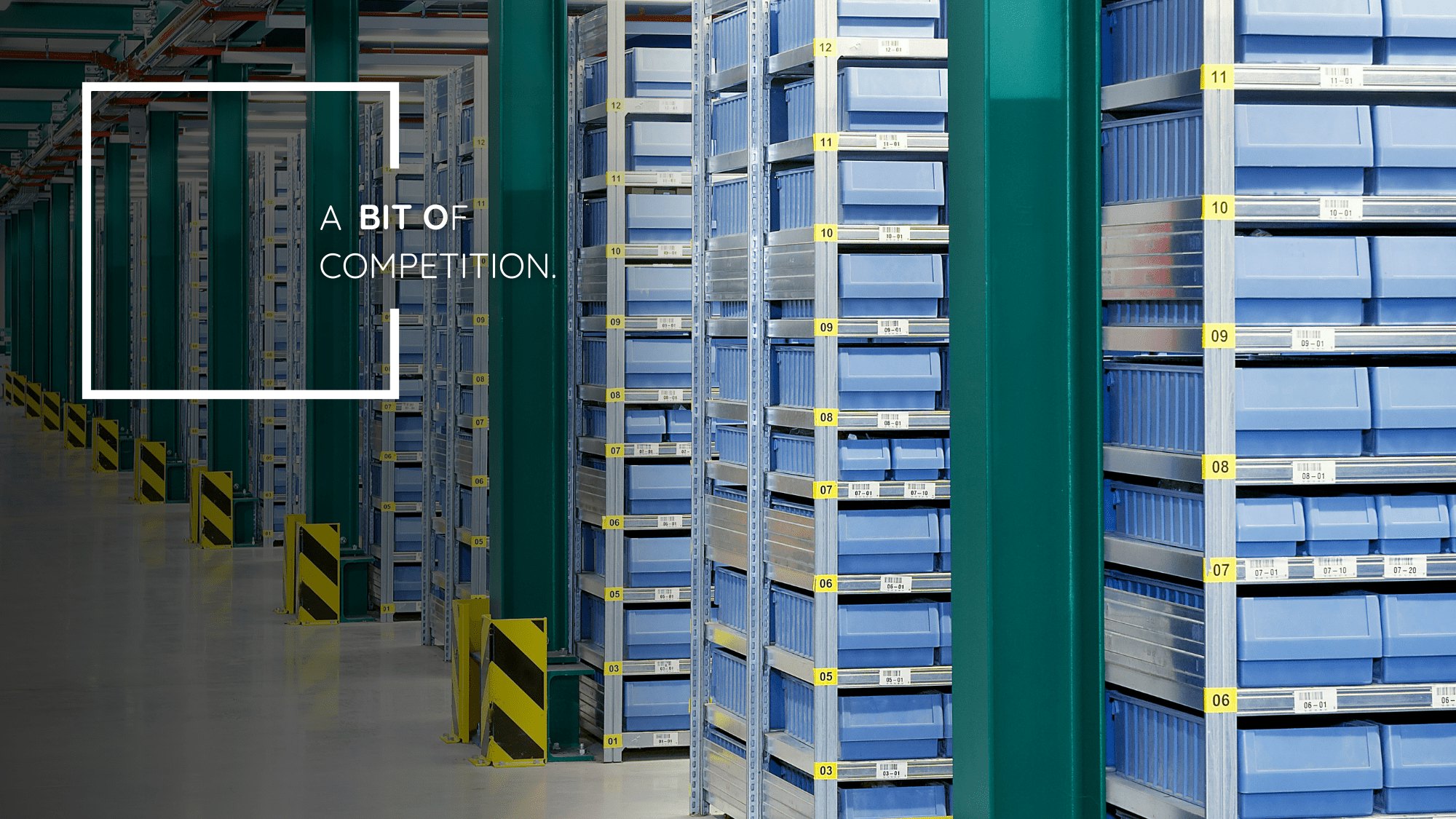 Großes Lager mit Regalkästen für umweltfreundliche Lagerlogistik.