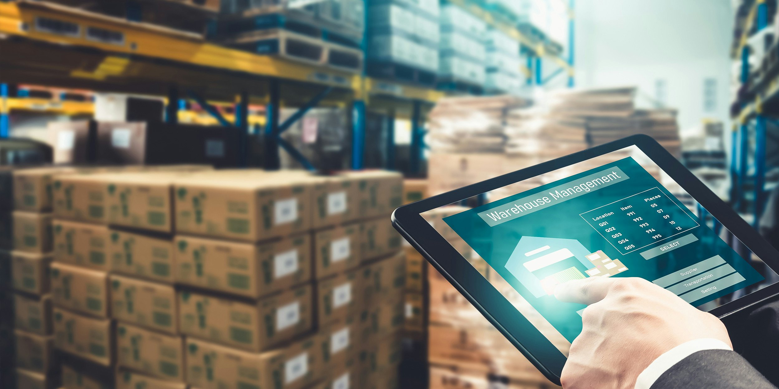 Person überwacht Lagerbestände in Echtzeit mit einem Tablet