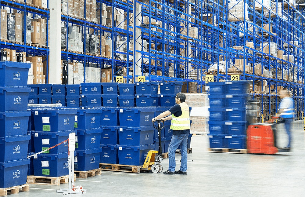 Viele Kisten werden in ein BITO Regalsystem verladen