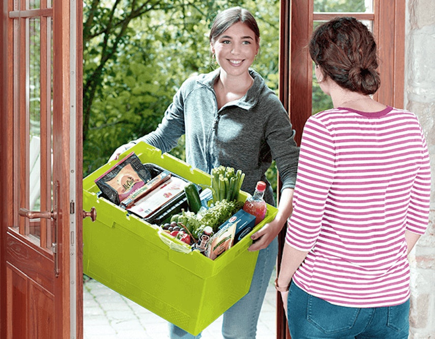 Eine Frau bringt gesundes Essen in einem BITO Behälter bis an die Haustür, der Verbraucherin