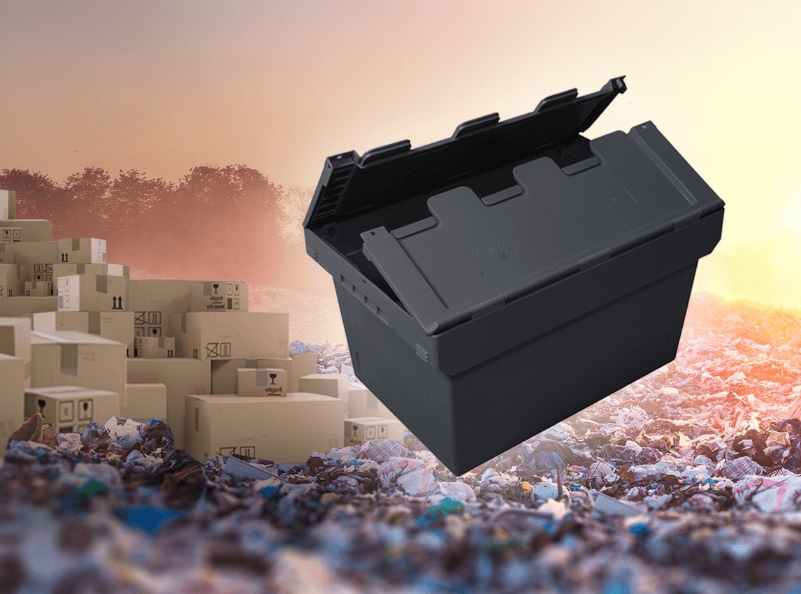 Ein großer Haufen von Kartons steht zum Entsorgen bereit. Wohingegen ein grauer BITO Behälter als Mehrweg Behälter repräsentiert wird