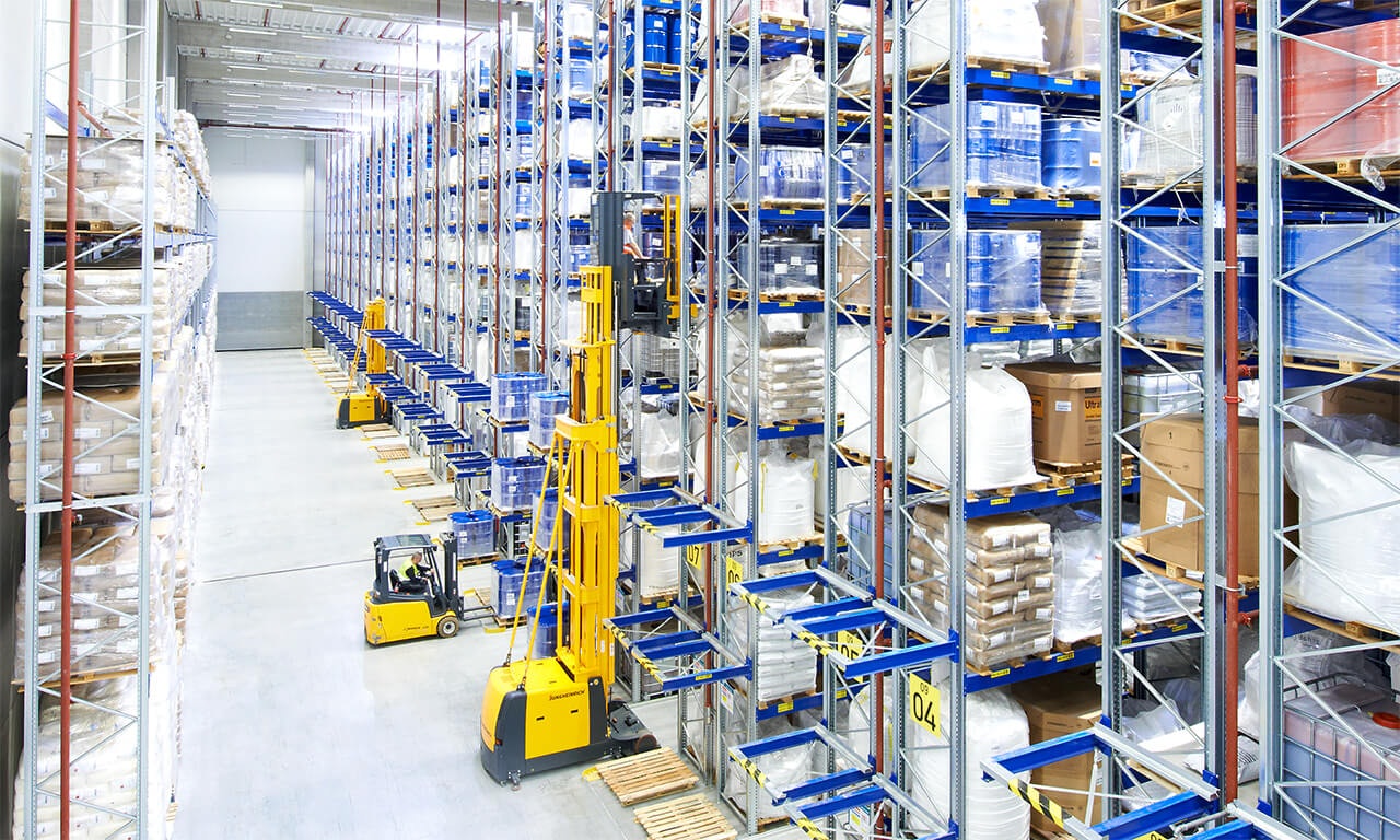 Intelligente Lagerung von Nachschub Eine Lagerhalle mit BITO Lagerregalen und Staplern.