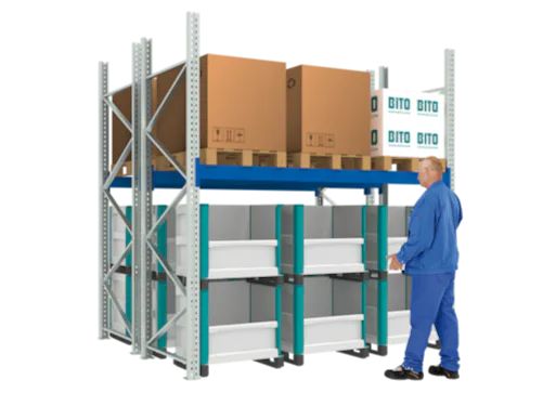 Ein Mann hebt die BITO Behälter in ein BITO Palettenregal.