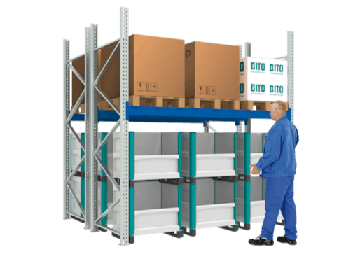 Ein Mann hebt die BITO Behälter in ein BITO Palettenregal.