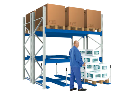 Ein Mann verlädt Kisten von einer Palette in ein BITO Palettenregal.